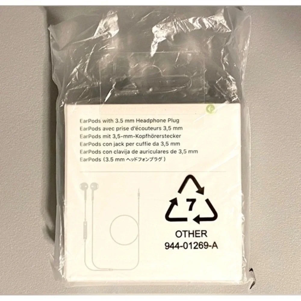 Apple Earpods with 3.5mm Headphone Plug (NWT)